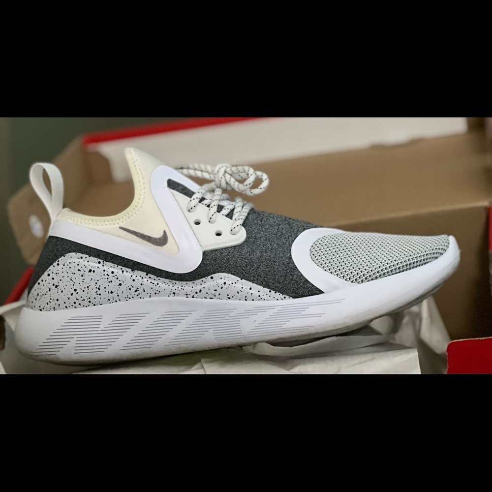 Nike Lunarcharge Essential (923620-100) Women’s (Used)